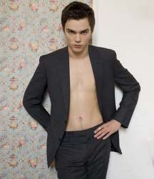 Hot Idols: Nicholas Hoult 5e7ce1b8035de.jpg