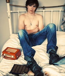 Hot Idols: Nicholas Hoult 5e7ce1d2becd9.jpg