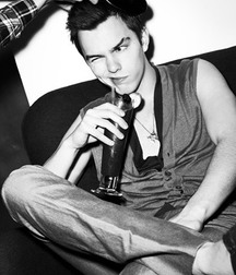 Hot Idols: Nicholas Hoult 5e7ce1e50b3d9.jpg