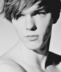 Hot Idols: Nicholas Hoult 5e7ce287e5a53.png