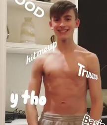 Hot Idols: Johnny Orlando 5e7cf561bc3a9.jpeg