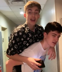 Hot Idols: Johnny Orlando 5e7cf5a5351c6.jpg