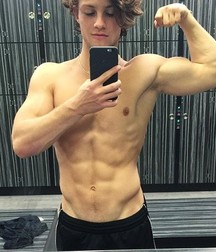 Hot Idols: Nick Romeo Reimann