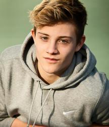 Hot Idols: Nick Romeo Reimann 5e7fcbba46725.jpg