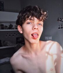 He is just so cute! Gay Tube Guy 5f9593027df08.jpg