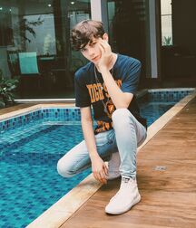 He is just so cute! Gay Tube Guy 5f95935f61f0f.jpg