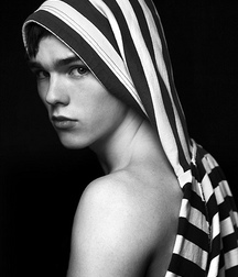 Nicholas Hoult 5a87c016d1050.jpg