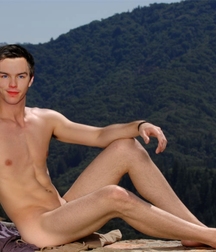 Nicholas Hoult 5a87c03e8baef.jpg