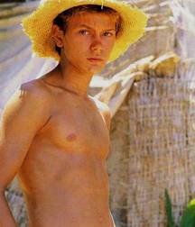River Phoenix - A Legend 5a89fd12dc4ad.jpg
