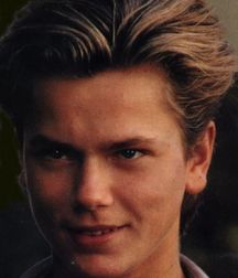River Phoenix - A Legend 5a89fd5ad7b32.jpg