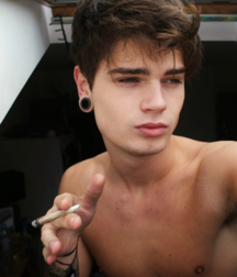 Toy Boys 5ad37c6a9e3f3.png