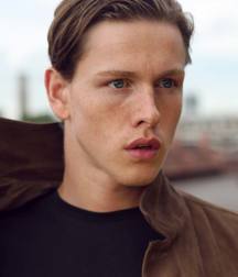 Harris Dickinson - New star 5bb0c399b12cf.jpg
