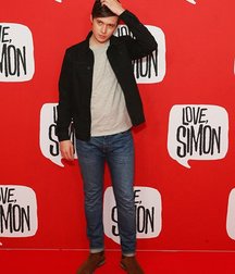 Nick Robinson ("Love Simon") 5bb8e400563a5.jpg