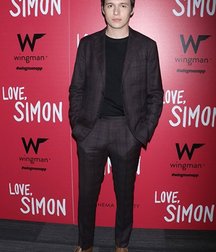 Nick Robinson ("Love Simon") 5bb8e4bfec45a.jpg