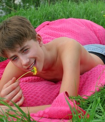 Boris in grass 5a7e0514c2b3d.jpg