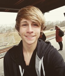 He is HOT 5c3f3a0fba86e.jpg