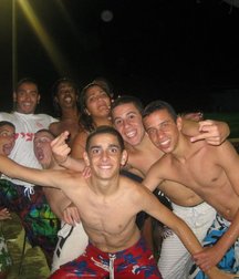 holiday with frends 5a885312c5975.jpg
