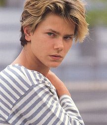 River Jude Phoenix 5b1b7eb52f4a9.jpg