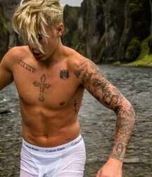 Justin Bieber is hot as hell :) 61b5a5a5bd836.jpeg