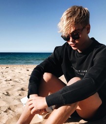 Beautiful boys 5b6d75c4d4f92.jpg