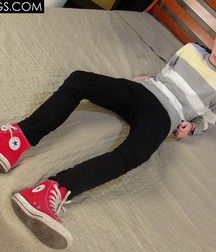 Red Converse Boy Feet 5a9a46507d4a6.jpg