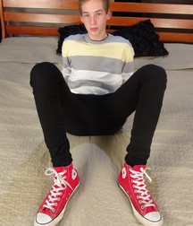 Red Converse Boy Feet 5a9a465594a00.jpg