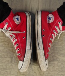 Red Converse Boy Feet 5a9a465926de4.jpg