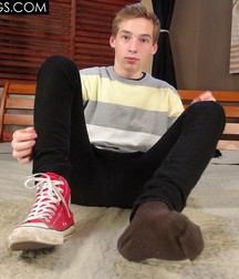 Red Converse Boy Feet 5a9a465ecbe52.jpg