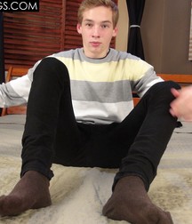 Red Converse Boy Feet 5a9a46616af63.jpg