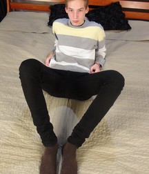 Red Converse Boy Feet 5a9a4662a307c.jpg