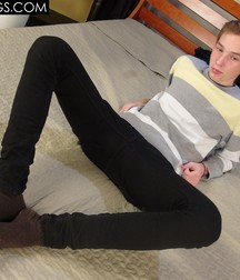 Red Converse Boy Feet 5a9a46671bb2a.jpg