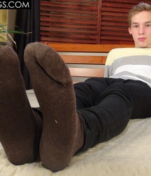 Red Converse Boy Feet 5a9a466a4c8a7.jpg