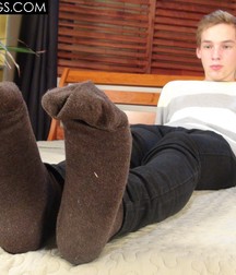 Red Converse Boy Feet 5a9a466bb8704.jpg