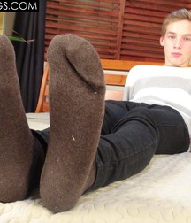 Red Converse Boy Feet 5a9a466db30f1.jpg