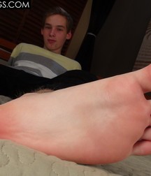 Red Converse Boy Feet 5a9a468e982fd.jpg