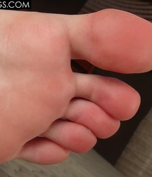 Red Converse Boy Feet 5a9a4691d6390.jpg