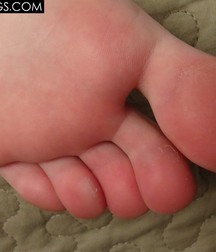 Red Converse Boy Feet 5a9a46d4ca870.jpg