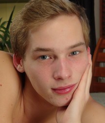 Red Converse Boy Feet 5a9a46e20ddc2.jpg