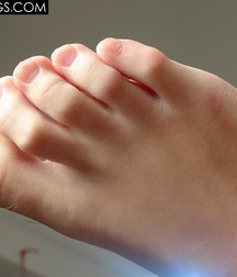 Red Converse Boy Feet 5a9a46ef29344.jpg