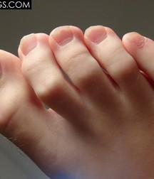 Red Converse Boy Feet 5a9a46f1f2219.jpg