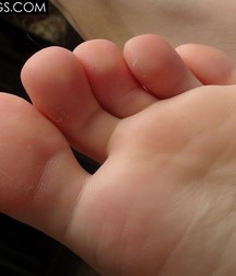 Red Converse Boy Feet 5a9a46f792e85.jpg