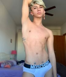 OMG hot. 5de3dca8a5dcb.jpg