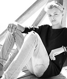 OMG hot. 5de3dcb4f116d.jpg