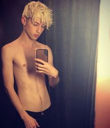 OMG hot. 5de3dcbfaa70a.jpg
