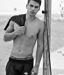 OMG hot. 5de3dcc874e1e.jpg