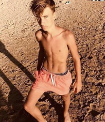 OMG hot. 5de3dccda8906.jpg