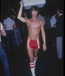 shirtless 5aaa9b4f9c109.jpg