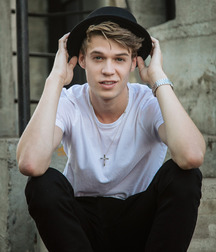 Colin Ford 5b2dc63def679.jpg