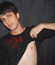 Young,cute,gay and free. 5bbba8c976025.jpg