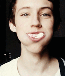 Troye Sivan 5c487c5b7f31c.gif